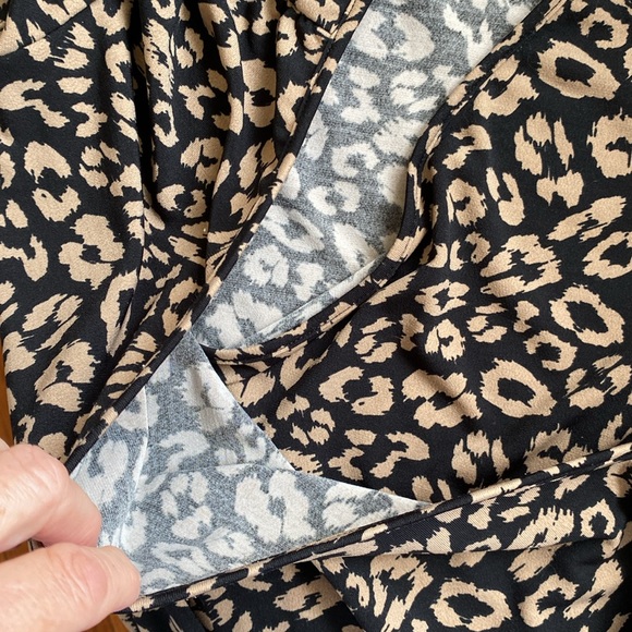 Suzy Shier women’s size medium stretchy short sleeve animal print top/blouse. - Picture 7 of 11